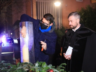 A remény gyertyája a Városháza téren - fotó: 