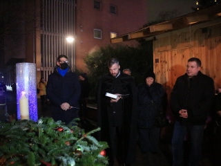 A remény gyertyája a Városháza téren - fotó: 