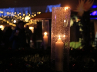 A remény gyertyája a Városháza téren - fotó: 