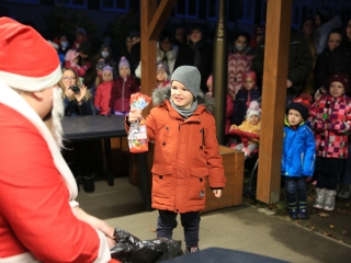 Ünnepi ajándékosztás az MMK-ban - fotó: 