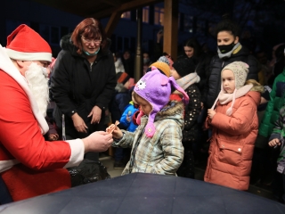 Ünnepi ajándékosztás az MMK-ban - fotó: 