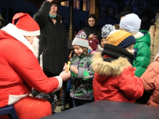 Ünnepi ajándékosztás az MMK-ban - fotó: 