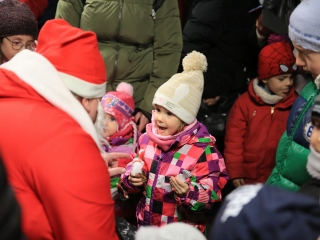 Ünnepi ajándékosztás az MMK-ban - fotó: 