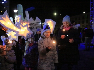 Óriásbábok és kis csillagok a Városháza téren - fotó: 