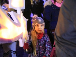 Óriásbábok és kis csillagok a Városháza téren - fotó: 