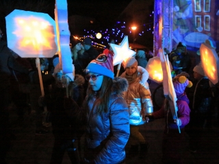 Óriásbábok és kis csillagok a Városháza téren - fotó: 