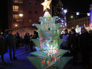 Óriásbábok és kis csillagok a Városháza téren - fotó: 