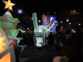 Óriásbábok és kis csillagok a Városháza téren - fotó: 