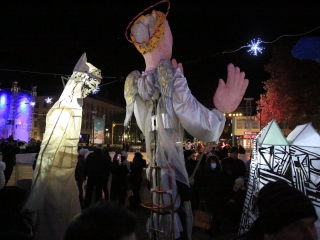 Óriásbábok és kis csillagok a Városháza téren - fotó: 