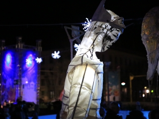 Óriásbábok és kis csillagok a Városháza téren - fotó: 