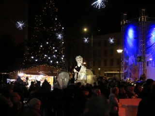 Óriásbábok és kis csillagok a Városháza téren - fotó: 