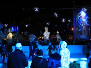 Óriásbábok és kis csillagok a Városháza téren - fotó: 