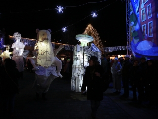 Óriásbábok és kis csillagok a Városháza téren - fotó: 