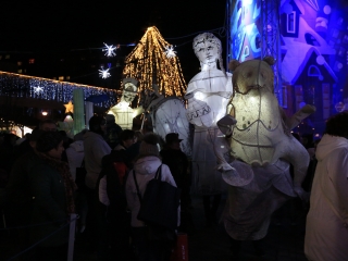 Óriásbábok és kis csillagok a Városháza téren - fotó: 