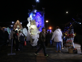 Óriásbábok és kis csillagok a Városháza téren - fotó: 