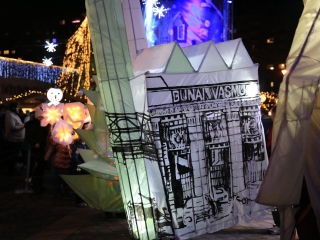 Óriásbábok és kis csillagok a Városháza téren - fotó: 