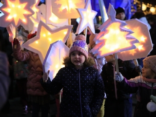 Óriásbábok és kis csillagok a Városháza téren - fotó: 