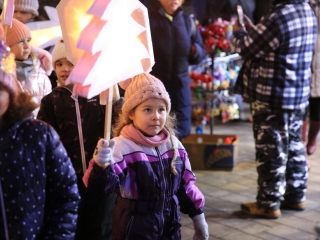 Óriásbábok és kis csillagok a Városháza téren - fotó: 