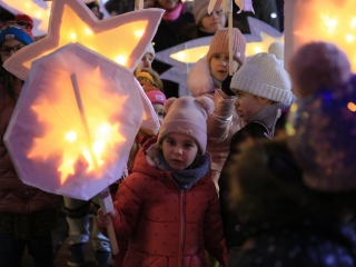 Óriásbábok és kis csillagok a Városháza téren - fotó: 