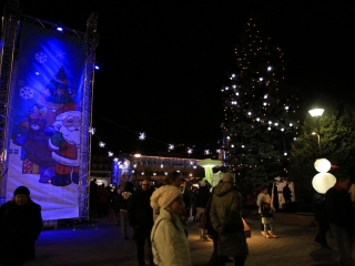 Óriásbábok és kis csillagok a Városháza téren - fotó: 