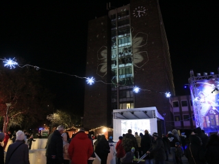 Óriásbábok és kis csillagok a Városháza téren - fotó: 