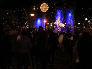 Óriásbábok és kis csillagok a Városháza téren - fotó: 
