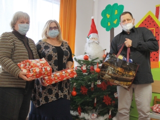 Adományátadó a Családok Átmeneti Otthonában - fotó: 