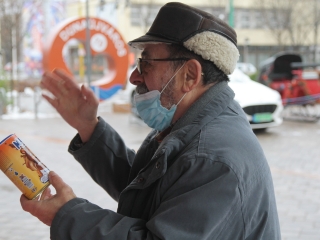 Petárda helyett kutyatápot - fotó: 