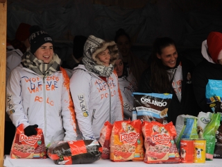 Petárda helyett kutyatápot - fotó: 