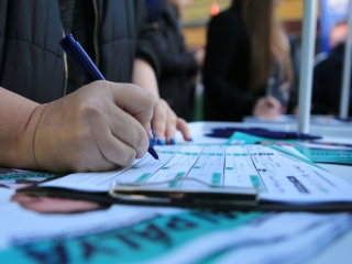 Márki-Zay Péter a dunaújvárosi piacon - fotó: 