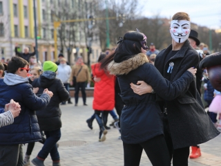 Télűző villámcsődület a Városháza téren - fotó: 