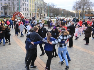 Télűző villámcsődület a Városháza téren - fotó: 