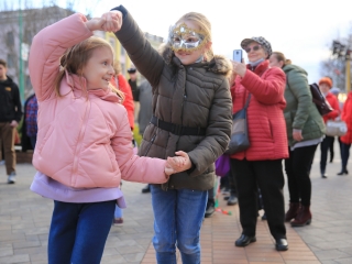 Télűző villámcsődület a Városháza téren - fotó: 