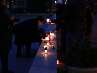 Közös főhajtás Györgyi néni emléke előtt a Városháza téren - fotó: 