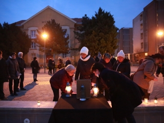 Közös főhajtás Györgyi néni emléke előtt a Városháza téren - fotó: 
