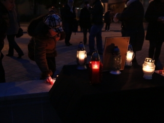 Közös főhajtás Györgyi néni emléke előtt a Városháza téren - fotó: 
