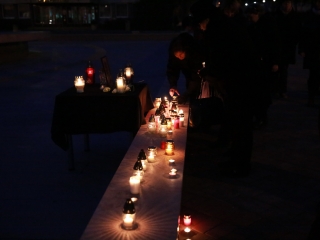 Közös főhajtás Györgyi néni emléke előtt a Városháza téren - fotó: 