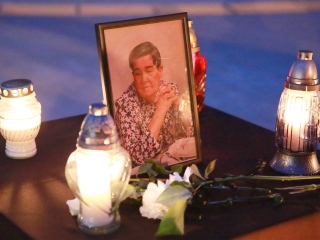 Közös főhajtás Györgyi néni emléke előtt a Városháza téren - fotó: 