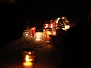 Közös főhajtás Györgyi néni emléke előtt a Városháza téren - fotó: 