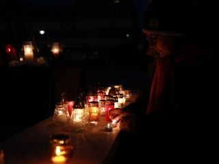 Közös főhajtás Györgyi néni emléke előtt a Városháza téren - fotó: 