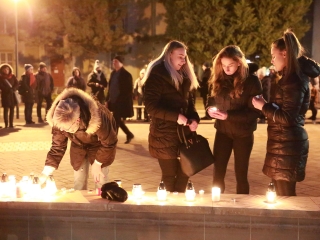 Közös főhajtás Györgyi néni emléke előtt a Városháza téren - fotó: 