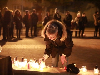 Közös főhajtás Györgyi néni emléke előtt a Városháza téren - fotó: 