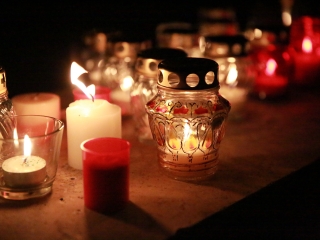 Közös főhajtás Györgyi néni emléke előtt a Városháza téren - fotó: 