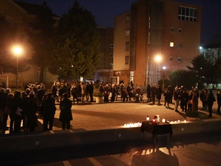 Közös főhajtás Györgyi néni emléke előtt a Városháza téren - fotó: 