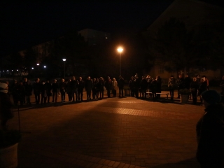 Közös főhajtás Györgyi néni emléke előtt a Városháza téren - fotó: 