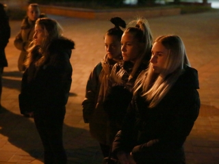 Közös főhajtás Györgyi néni emléke előtt a Városháza téren - fotó: 