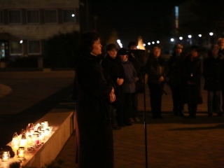 Közös főhajtás Györgyi néni emléke előtt a Városháza téren - fotó: 