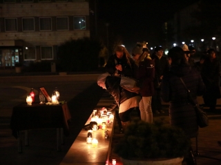 Közös főhajtás Györgyi néni emléke előtt a Városháza téren - fotó: 