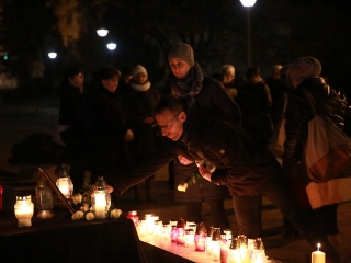 Közös főhajtás Györgyi néni emléke előtt a Városháza téren - fotó: 