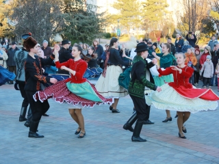 Huszáros villámcsődület a Városháza téren - fotó: 